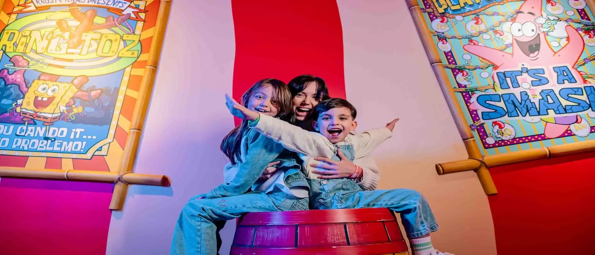 Nickelodeon Land’de bir eğlence ünitesindeki aile