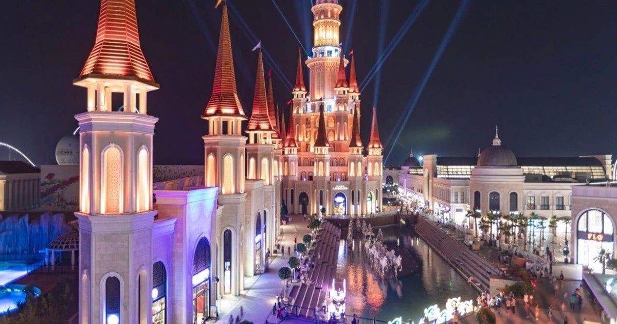 Gece ışıklarıyla The Land of Legends kalesi ve kanal