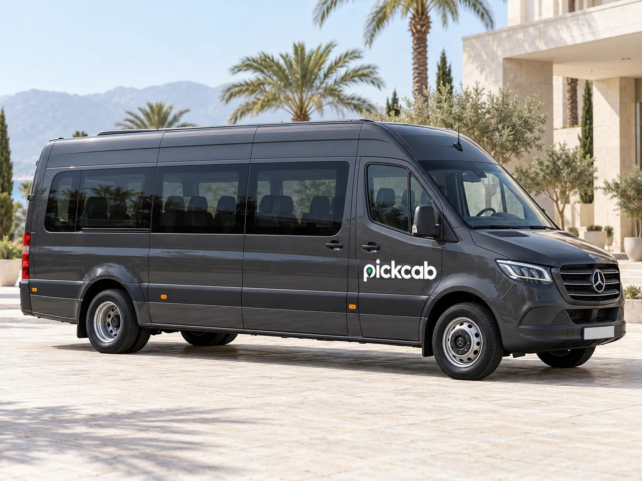Otel önünde Pickcab logolu Sprinter Long; temsili görsel