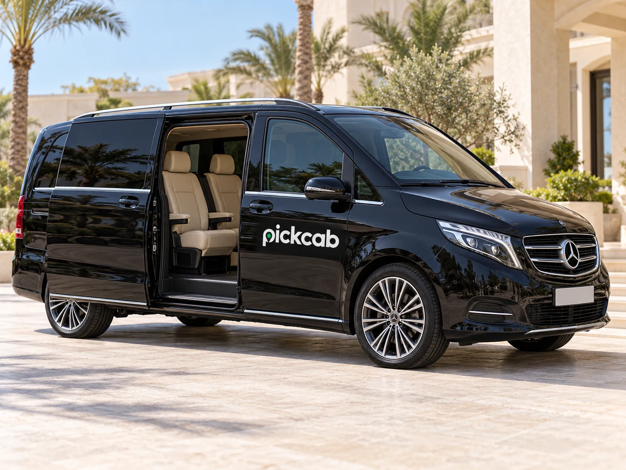 Otel önünde Pickcab logolu Vito Luxury; temsili görsel